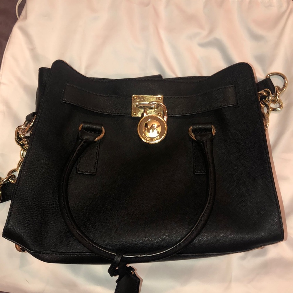 MICHEAL KORS PURSE WITH STRAP COMES WITH COVER BAG